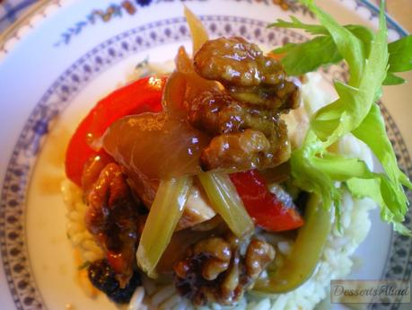 Fricasé de pollo con nueces caramelizadas y arroz con curry