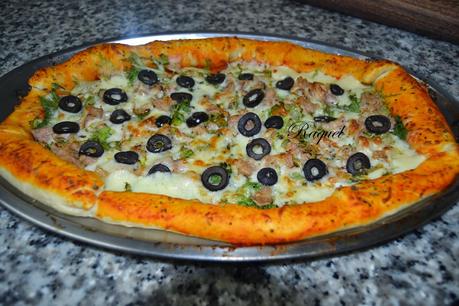 Pizza de Atún Canónigos y Aceitunas