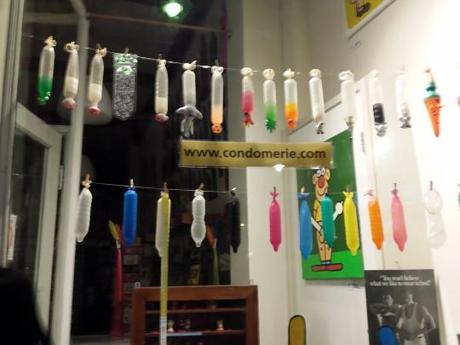 No volveré a un Zoo ni a seguir a unos orientales en el Barrio Rojo: Día 3 Amsterdam Orientales que miraban boquiabiertos este escaparate