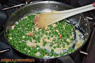 REVUELTO DE GUISANTES CON LANGOSTINOS, GELATINA DE JAMÓN SERRANO Y CRUJIENTE DE GAMBAS