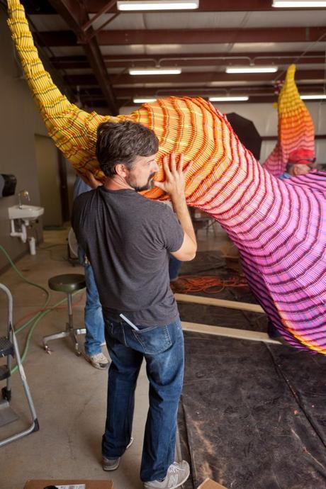 Herb Williams creando una escultura con crayons