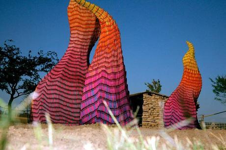 Esculturas con forma de llamas de fuego creadas con crayons por Herb Williams