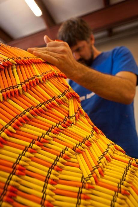 Herb Williams creando una escultura con crayons