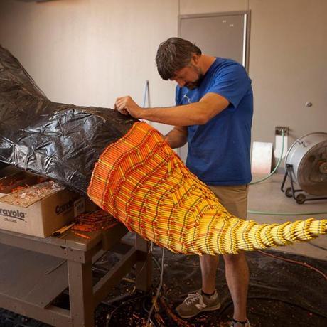 Herb Williams creando una escultura con crayons