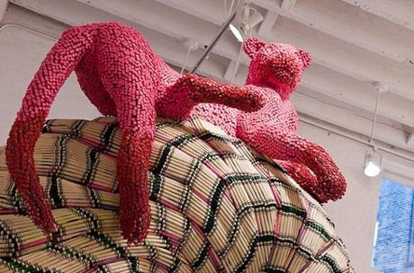 Escultura de pantera rosa creada con crayons de colores por Herb Williams