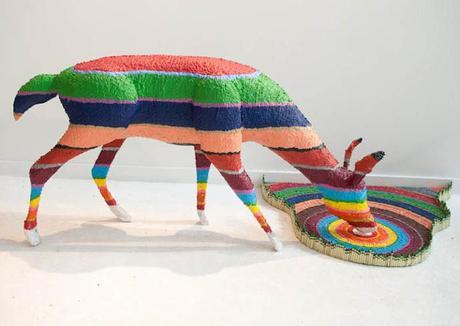 Escultura de ciervo creada con crayons de colores por Herb Williams