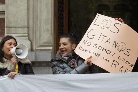 Los gitanos protestan ante la RAE.