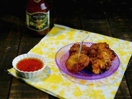 Pastelitos fritos de calamar y gambas tailandeses con salsa agripicante