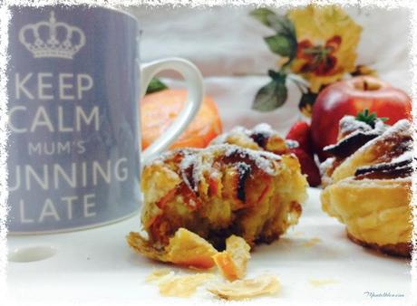 Pastelitos de flores  de hojaldre con frutas