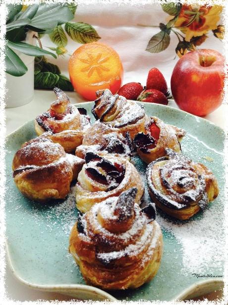 Pastelitos de flores  de hojaldre con frutas