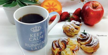 Pastelitos de flores  de hojaldre con frutas