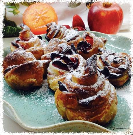 Pastelitos de flores  de hojaldre con frutas