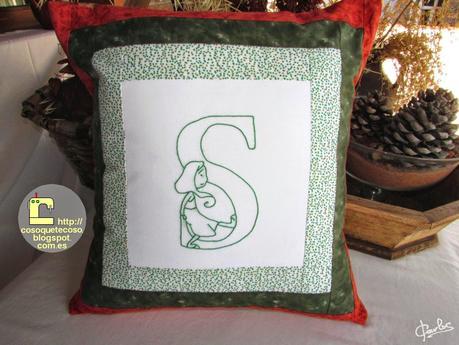 Cojín con la letra S de Vanessa Ouache