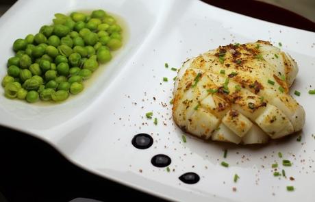 Sepia con un toque de cúrcuma y guisantes frescos