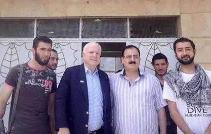 El senador estadounidense republicano McCain en el norte de Siria en mayo de 2013