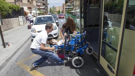 Defensor del Menor en Andalucía: Consigue un transporte escolar adaptado para su niño con discapacidad física