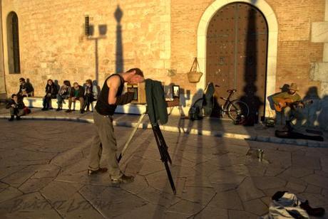 Atardece en una plaza de Sitges