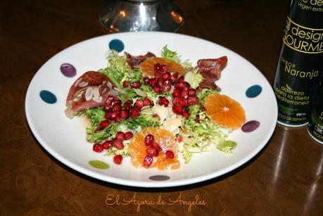 ensalada templada, jamón crujiente, frutas