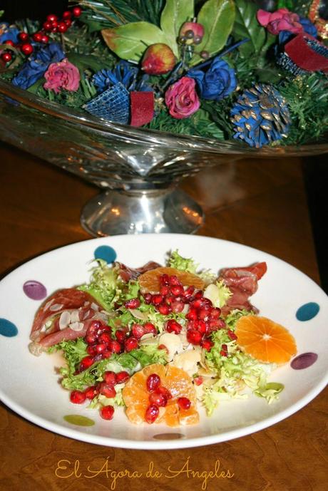 ensalada templada, jamón crujiente,frutas