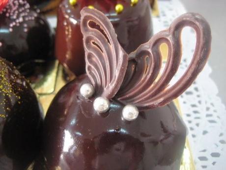 Diferentes pasteles con baño brillante de chocolate