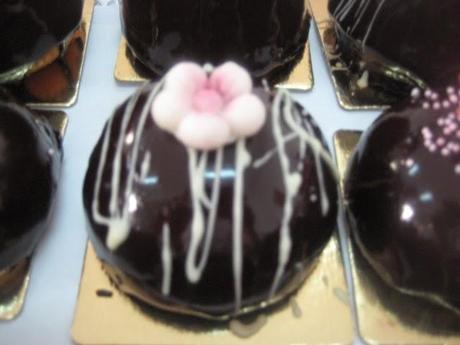 Diferentes pasteles con baño brillante de chocolate