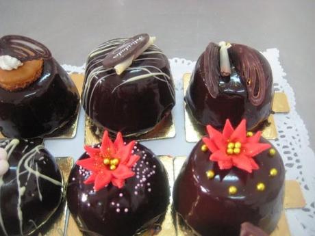 Diferentes pasteles con baño brillante de chocolate