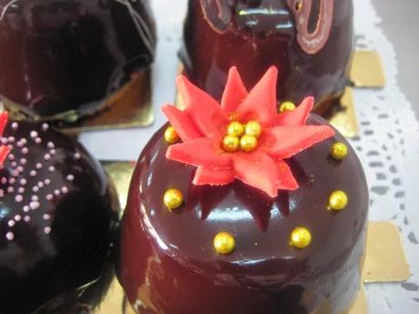 Diferentes pasteles con baño brillante de chocolate