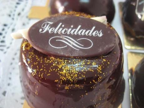 Diferentes pasteles con baño brillante de chocolate