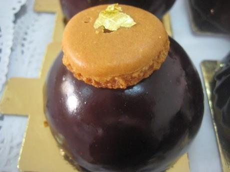 Diferentes pasteles con baño brillante de chocolate