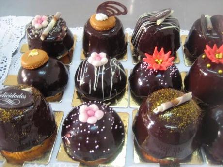 Diferentes pasteles con baño brillante de chocolate
