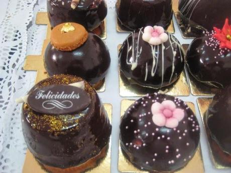 Diferentes pasteles con baño brillante de chocolate