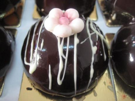 Diferentes pasteles con baño brillante de chocolate