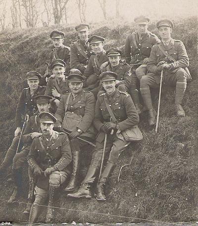 Roberts (en el centro, segunda línea) con su batallón.