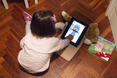 Marta ve dibujos de 'Pocoyó' rodeada de juguetes con los...