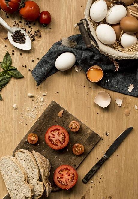 HUEVOS CON TOMATE A LA SARTÉN