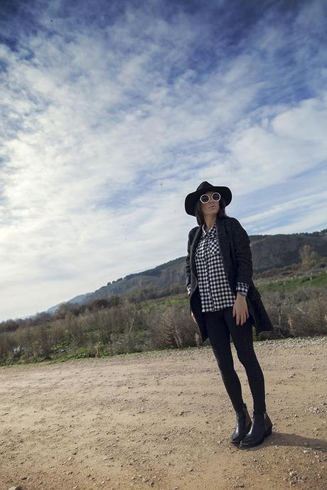 srteet style barbara crespo the corner shop plaid shirt black and white it shoes fashion blogger outfit blog de moda