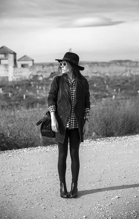 srteet style barbara crespo the corner shop plaid shirt black and white it shoes fashion blogger outfit blog de moda