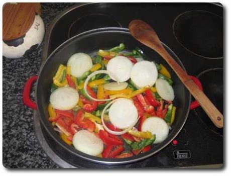 Se mezclan los pimientos con las cebollas en una cacerola con 4 cucharadas de aceite.