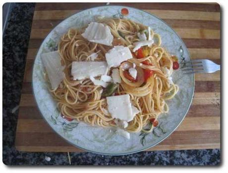 Cortamos queso pecorino en virutas por encima, y a comer!!. Ya tenemos listos nuestros espaguetis con hortalizas a la siciliana. Buen provecho, internautas ;-)