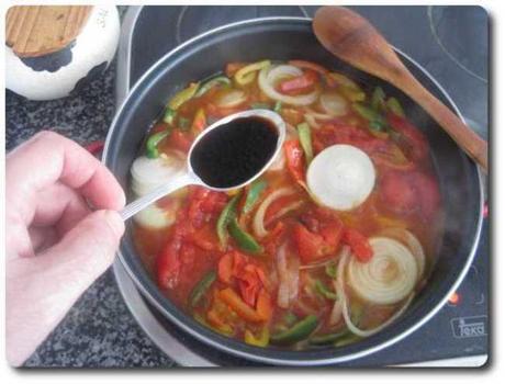 Sazonamos vinagre balsámico, el azúcar, la sal y la pimienta.