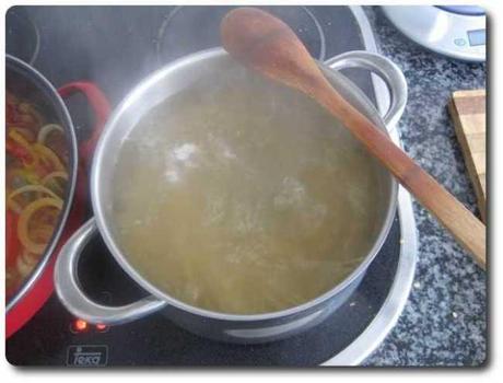 En una pota aparte ponemos abundante agua junto con la cantidad de pasta que necesites, en mi caso 400 grs.