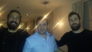 Con los Chefs Samy Ali (a la izquierda) y Alvaro Pérez (a la derecha)