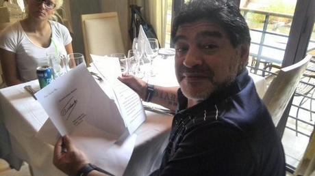 Diego Armando Maradona recibe carta de Fidel Castro Ruz mientras graba programa Televisivo en La Habana