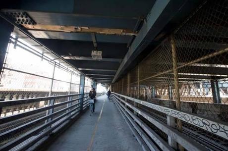 Encuentran algo sorprendente en el puente de Manhattan Encuentran algo sorprendente en el puente de Manhattan