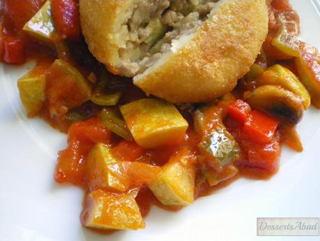 Sorpresas de patatas sobre pisto caramelizado