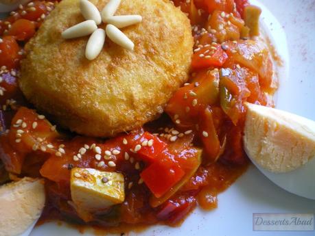 Sorpresas de patatas sobre pisto caramelizado