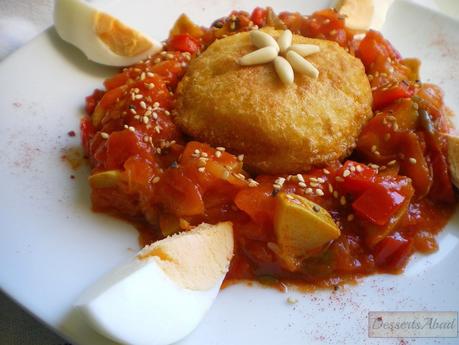 Sorpresas de patatas sobre pisto caramelizado