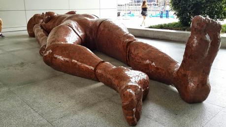 La gigante acostada en Puerto Madero. Los viajes de Nushi.