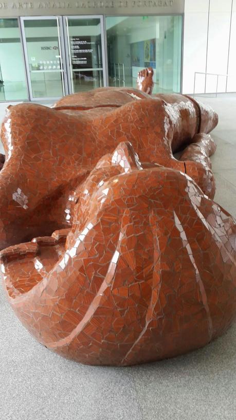 La gigante acostada en Puerto Madero. Los viajes de Nushi.