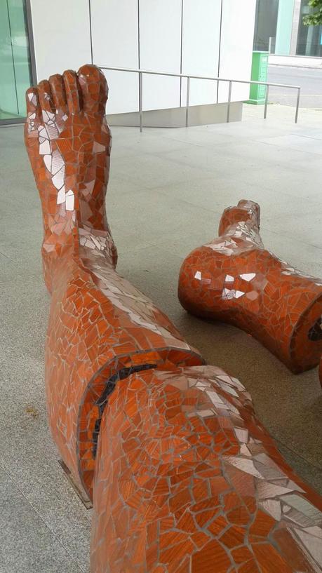 La gigante acostada en Puerto Madero. Los viajes de Nushi.